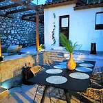 Villa Archontiko - Stone With Fireplace And Mountain View Kastellia