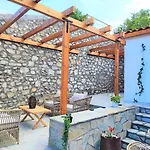 Villa Archontiko - Stone With Fireplace And Mountain View